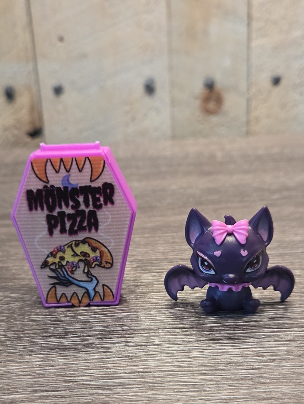Monster High Doll G3 Clawdeen Wolf Creepover Party Pizza Box & G3 Count Fabolous